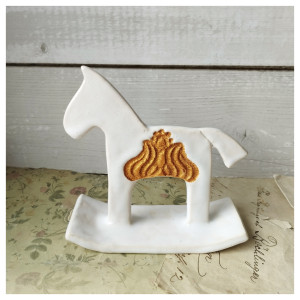 Konik na biegunach biały