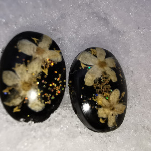 Czarne kolczyki z kwiatami