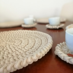 Podkładka pod talerz z ozdobnym wykończeniem średnica 37cm,1sztuka.