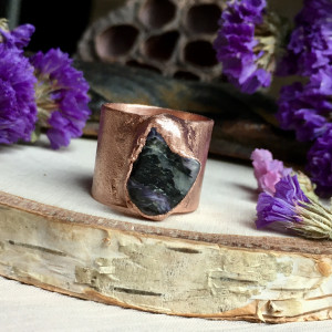 miedziany pierścionek z czaroitem r.17