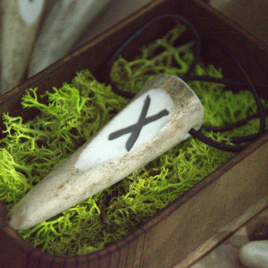 Wisiorek z poroża , Ochrona Wikinga, Gebo – znak runiczny