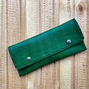 Skórzany piórnik w kolorze zielonym