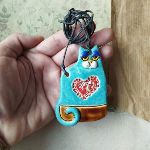 Turkusowy kot z koronkowym sercem