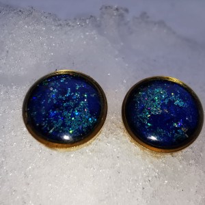 Niebieskie sztyfty świecące kolczyki