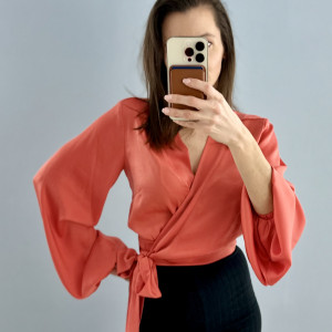 Bluzka w kolorze brzoskwiniowym