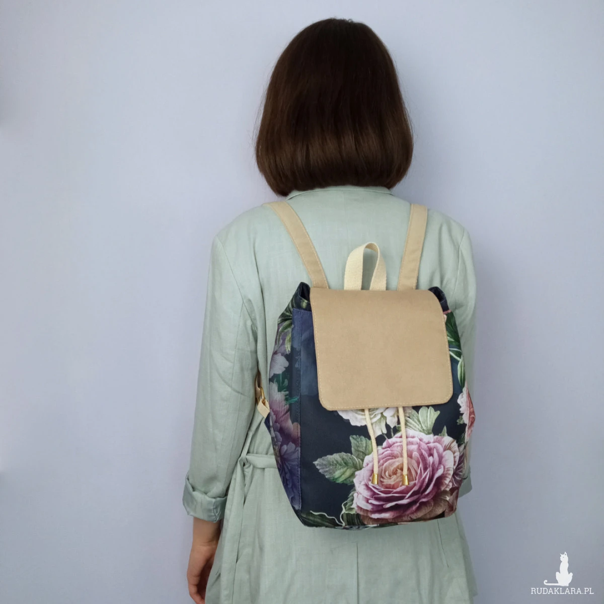 Duży granatowy plecak w kwiaty, z klapką