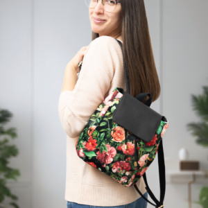 Mały czarny plecak w czerwone kwiaty, z klapką