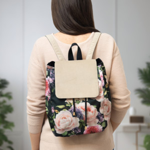 Duży czarno-beżowy plecak w kwiaty, z klapką