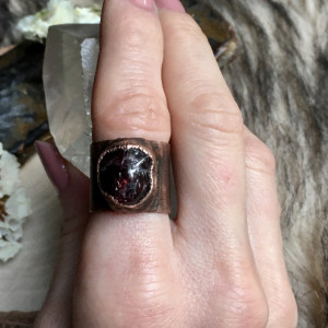 miedziany pierścionek z granatem roz.13