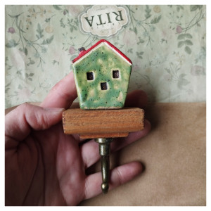 Wieszak z domkiem