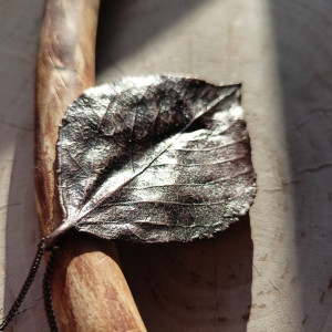 Prawdziwy liść Topoli pokryty miedzią. Naszyjnik z wisiorem.