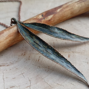 Prawdziwy liść Wierzby pokryty miedzią. Naszyjnik z wisiorem.