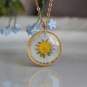 Złota zawieszka złoty wisiorek naszyjnik żywica z żywicy kwiaty z kwiatami retro naturalna dziewczęca kobieca stokrotka stokrotką