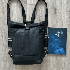 Plecak czarny ze skóry A4 rolowany.