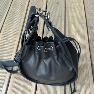 Torebka worek czarna ze skóry na ramię.