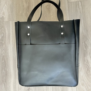 Duża czarna torba Shopperka  ze skóry na ramię.