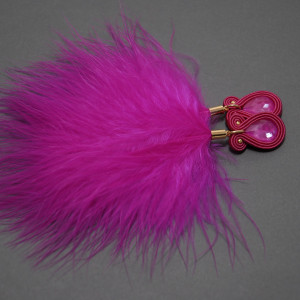 fuksjowe kolczyki lub klipsy sutasz z piórami