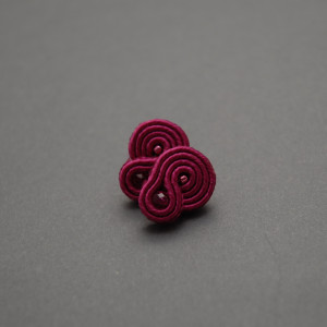 małe, fuksjowe kolczyki sutasz