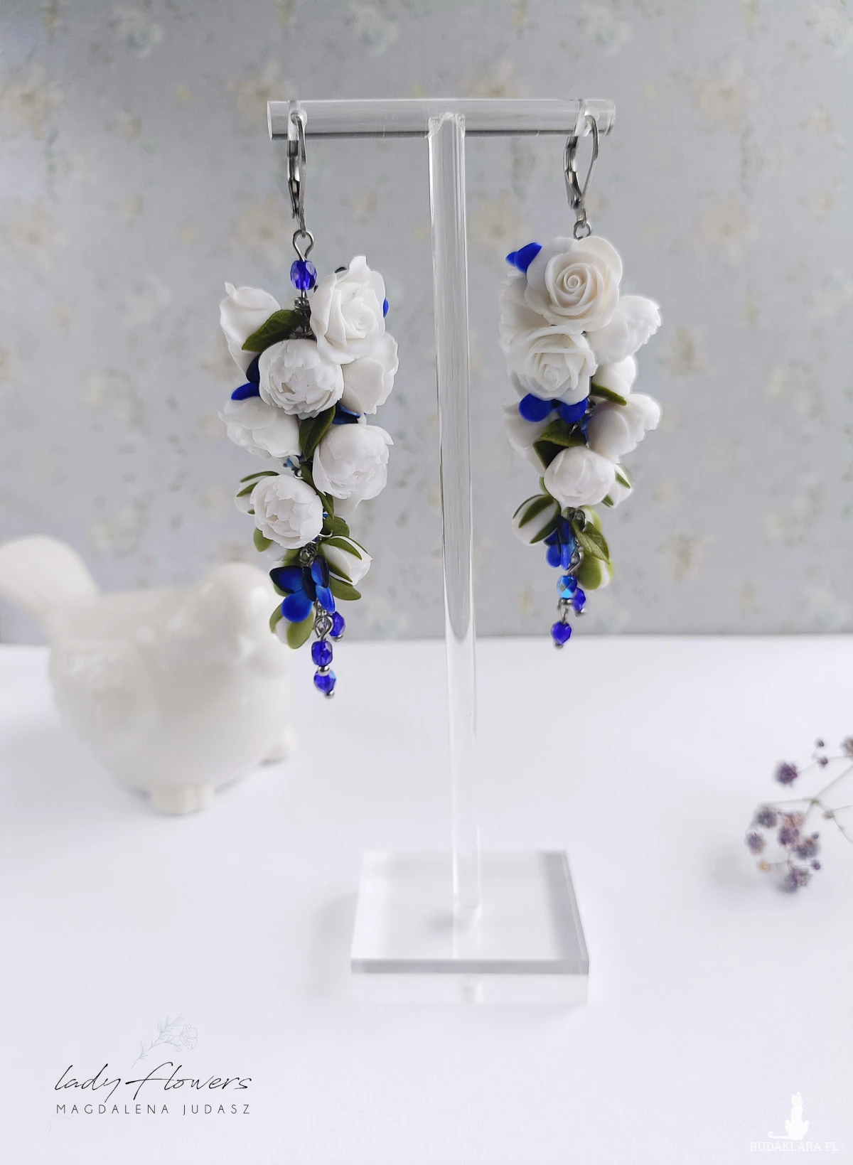 Kolczyki z białymi kwiatami i motylkami