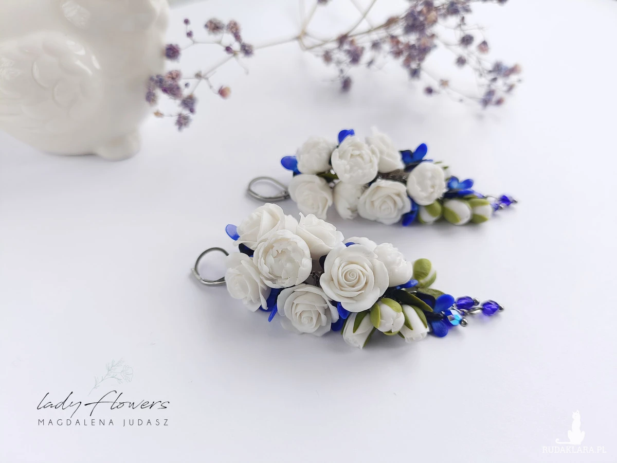 Kolczyki z białymi kwiatami i motylkami