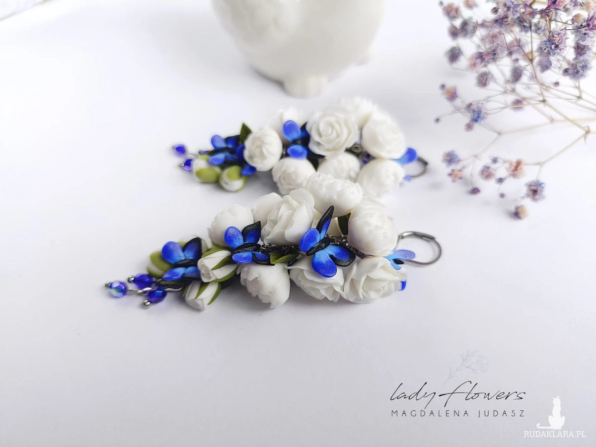 Kolczyki z białymi kwiatami i motylkami