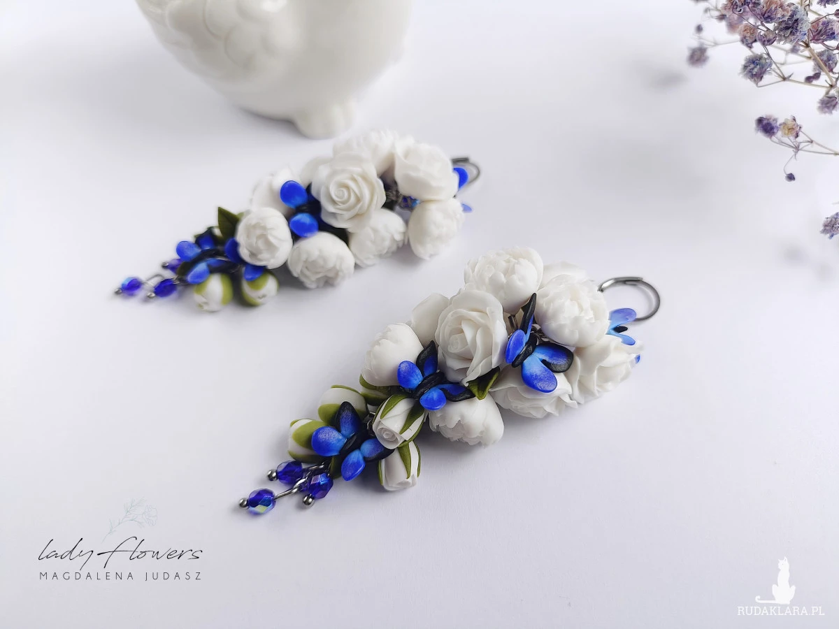 Kolczyki z białymi kwiatami i motylkami