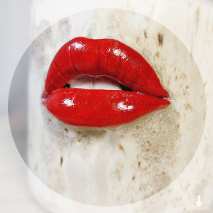 Marzena - KUBEK ZĘBUSZKA Z SOCZYSTYMI CZERWONYMI USTAMI - 260 ML