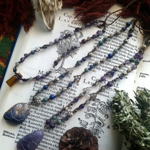 Naszyjnik z sodalitem i triquetrą