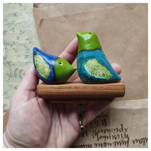 Wieszak z ptaszkami o zielonych główkach