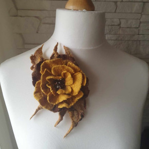 Broszka miodowy kwiat