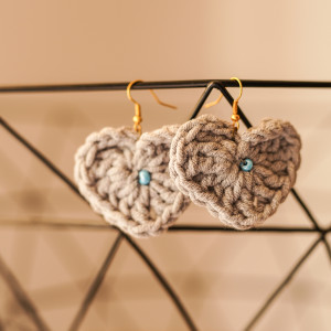 Szare serca z turkusowym koralikiem - kolczyki