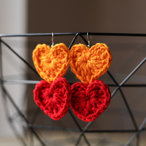 Żółto-czerwone kolczyki serca