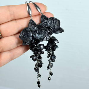 Długie czarne kolczyki orchidee