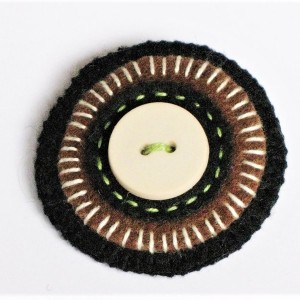 Broszka filcowa za guzikiem się chowa