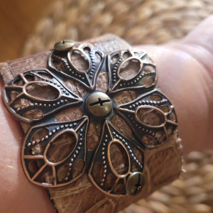 Skórzana bransoletka z motywem kwiatu