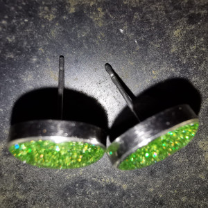 Zielone stalowe kolczyki