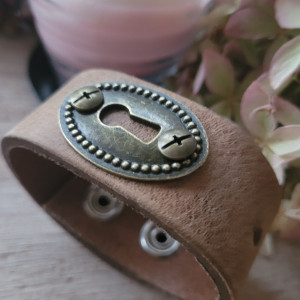 Skórzana bransoletka z delikatnej skóry i motywem zamka do klucza