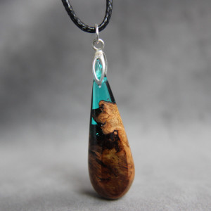 Naszyjnik z drewna i żywicy - kropla