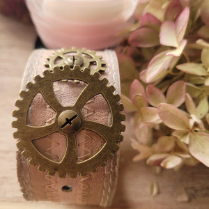 Skórzana bransoletka z motywem koła zebatego