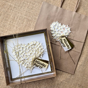 202, kartka na ślub w  pudełku z kwiatowym sercem i torebką