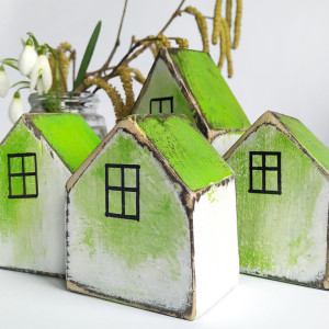 4 drewniane domki do wiosennej i wielkanocnej aranżacji