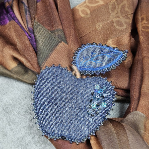 Jabłko denim broszka