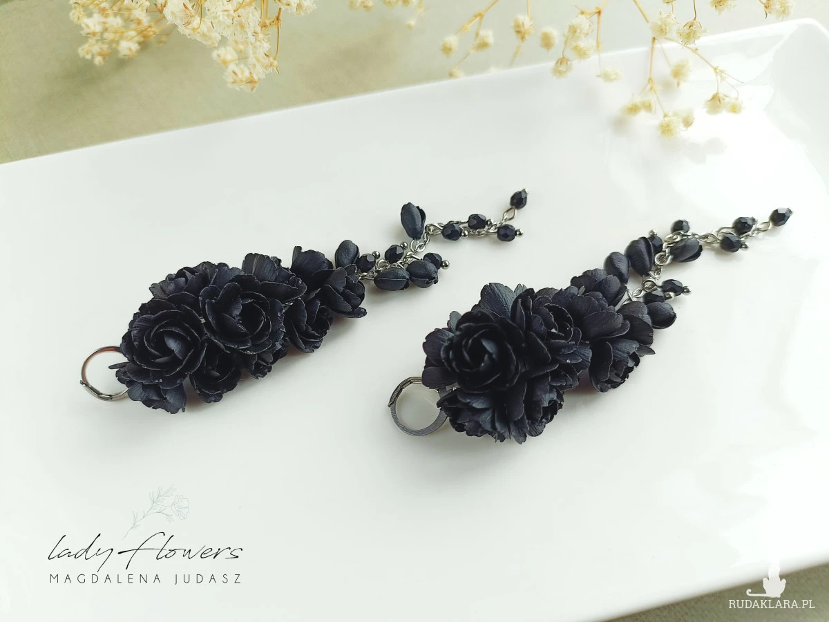 Długie, czarne kolczyki z kwiatami