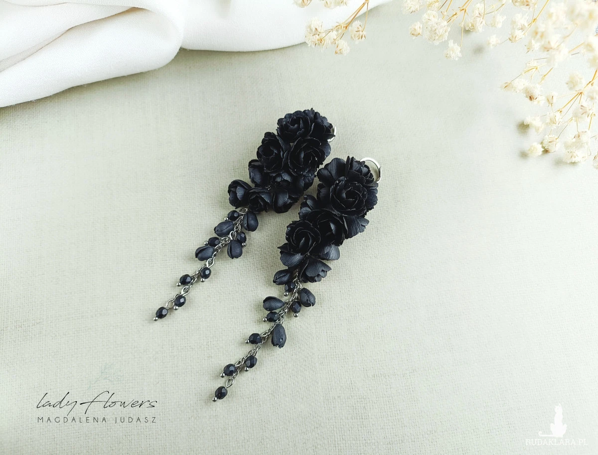 Długie, czarne kolczyki z kwiatami