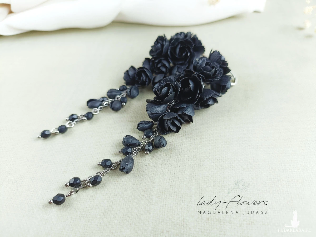 Długie, czarne kolczyki z kwiatami