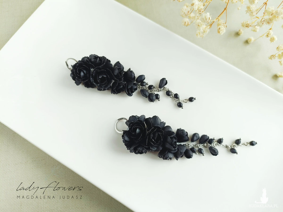 Długie, czarne kolczyki z kwiatami