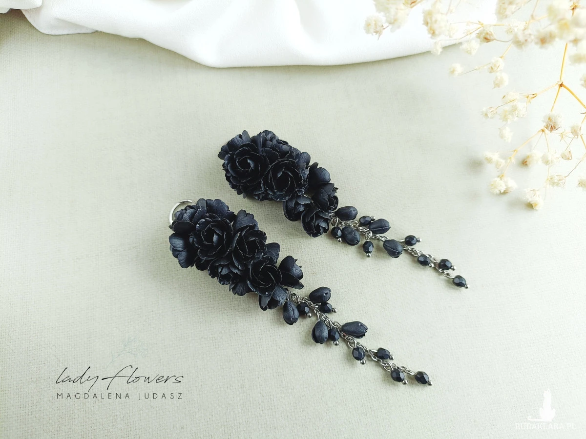 Długie, czarne kolczyki z kwiatami