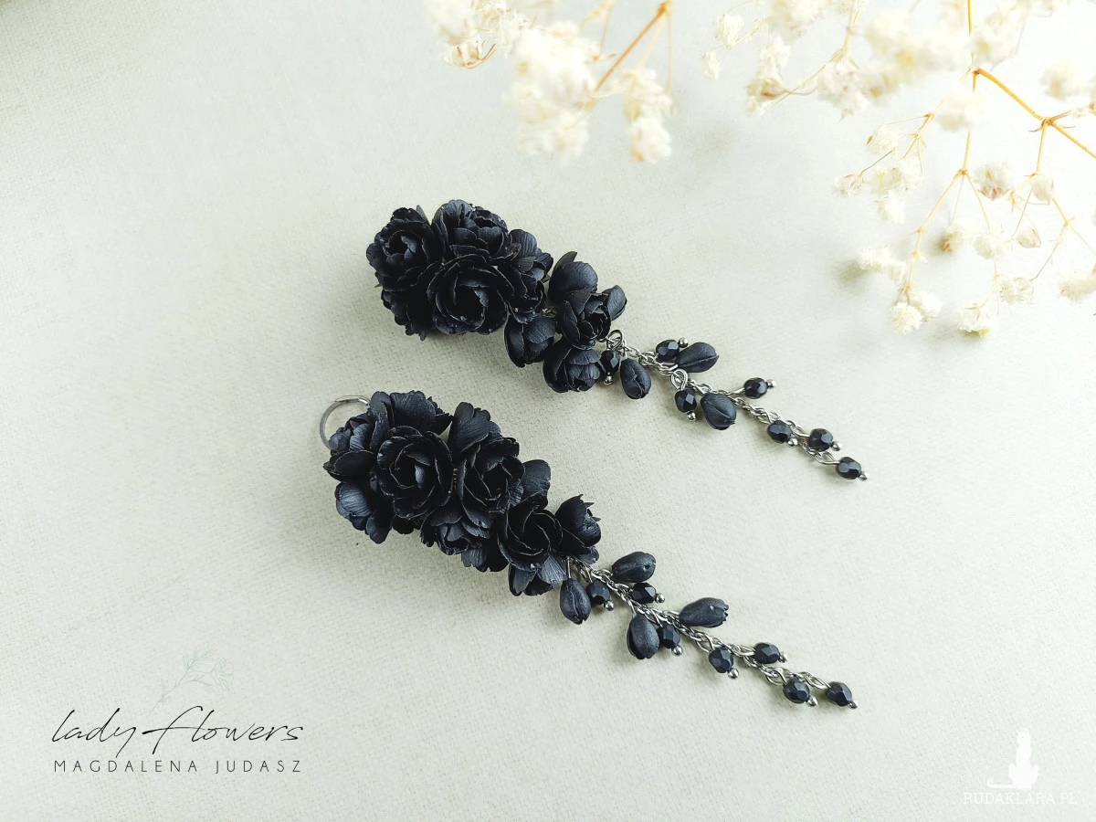 Długie, czarne kolczyki z kwiatami