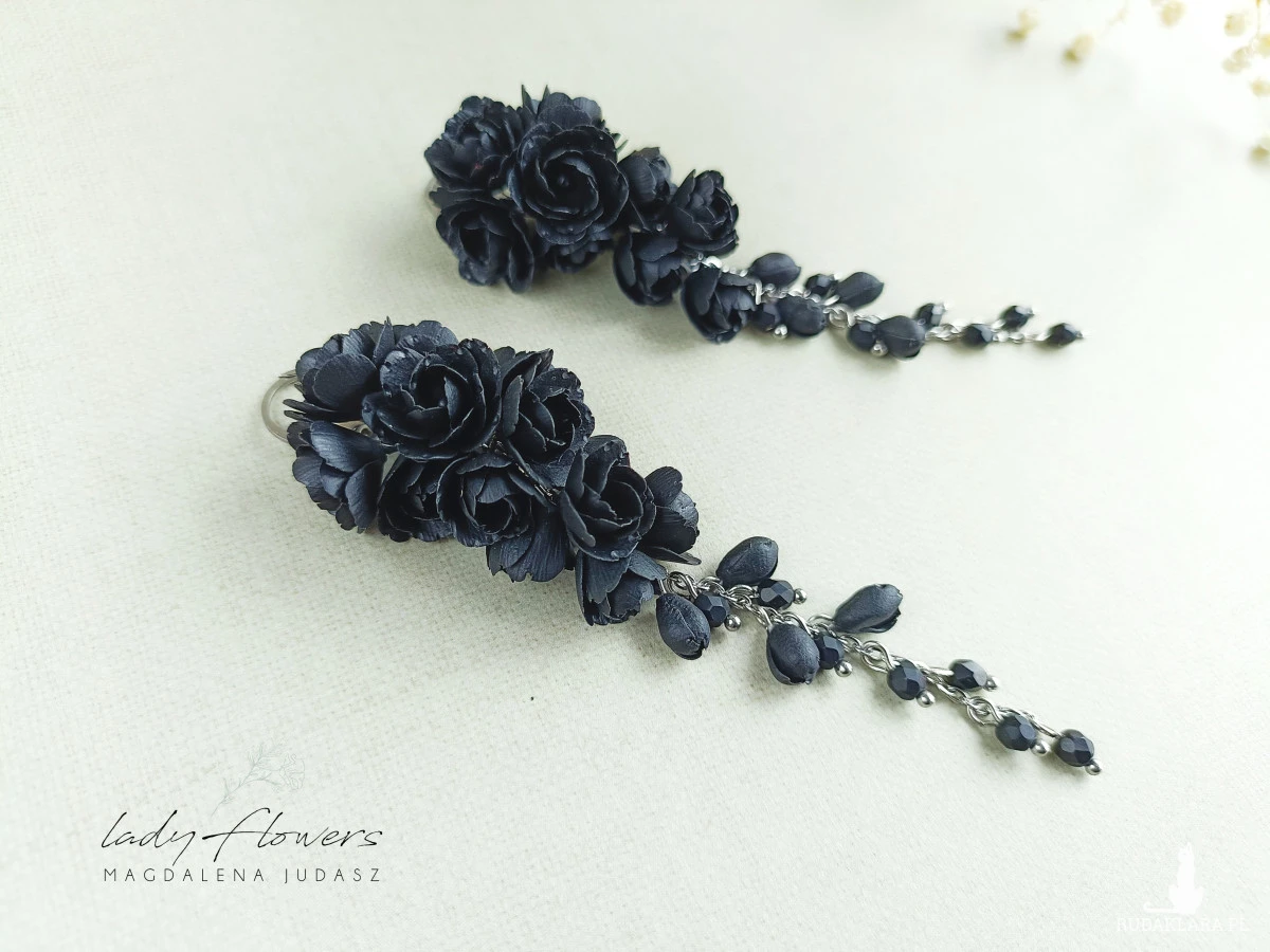 Długie, czarne kolczyki z kwiatami