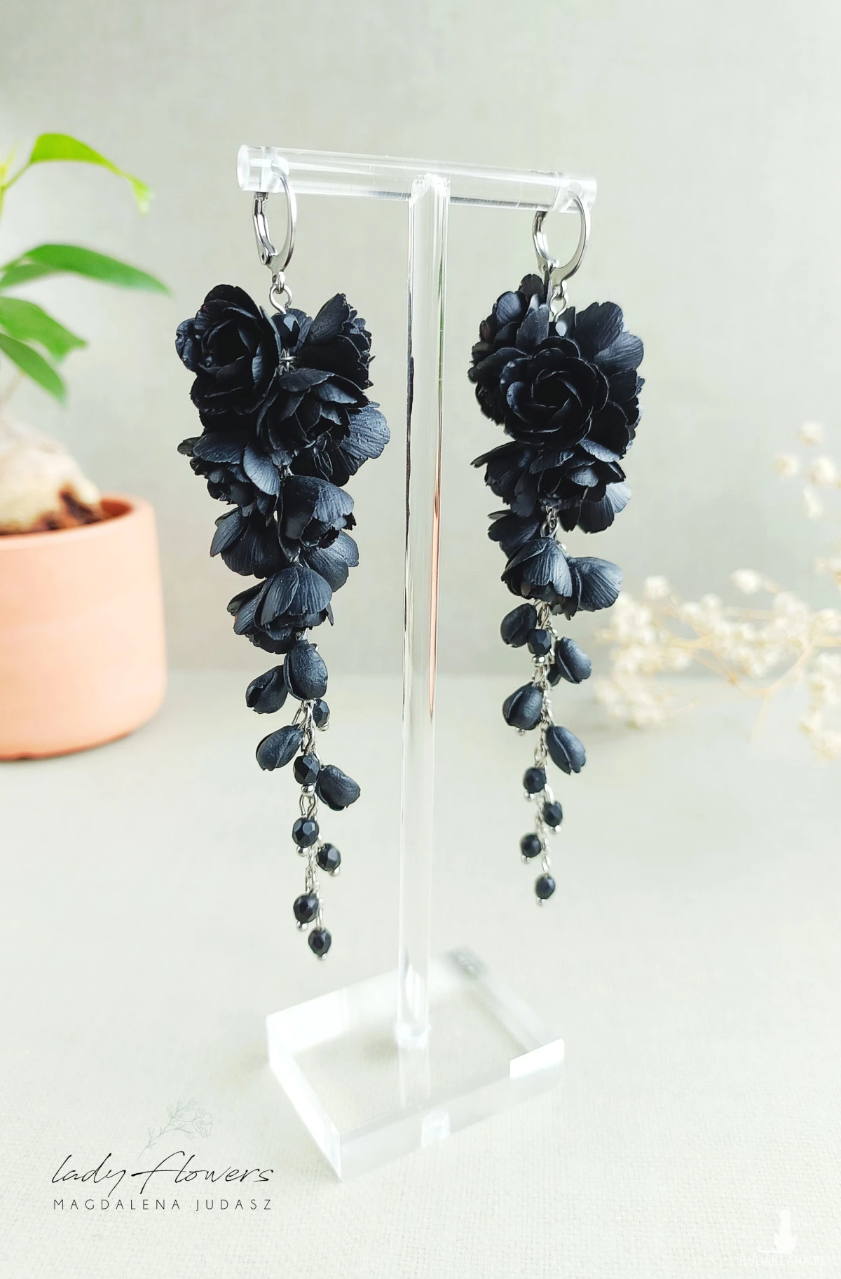 Długie, czarne kolczyki z kwiatami